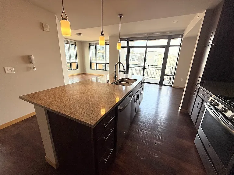 Venture Luxury High Rise — Photo 60
