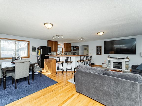 3rd image of 1012 7th Ave NW