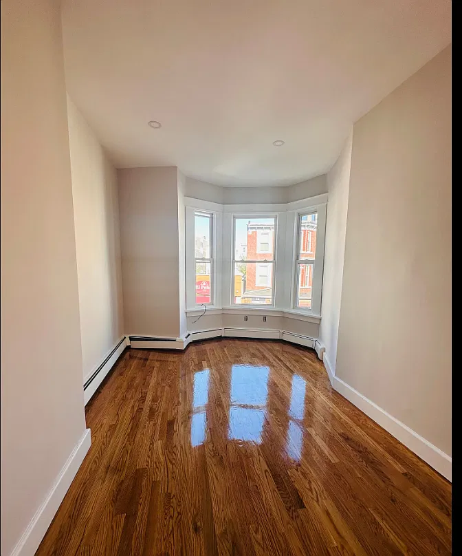 3 bed, 9999 sqft, $3,000 — Photo 3