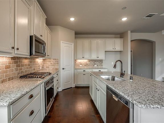 3rd image of 4536 Longfellow Ave