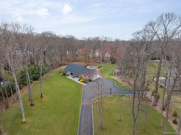3rd image of 431 Woodbury Road