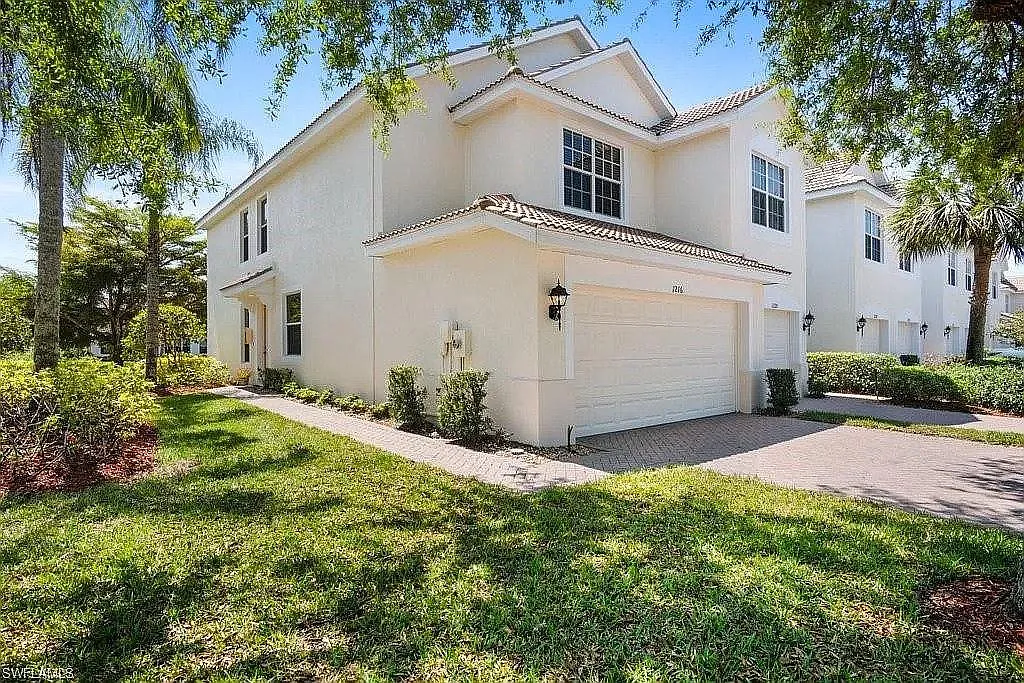 1216 Oxford Ln — Photo 3