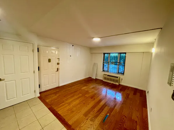 64-34 Grand Central Parkway image 9 of 13