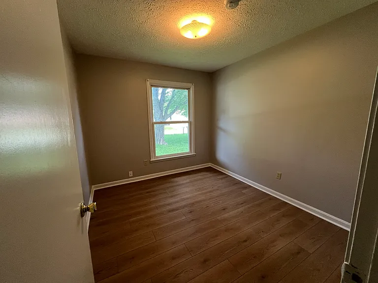 305 Hillcrest Dr — Photo 4