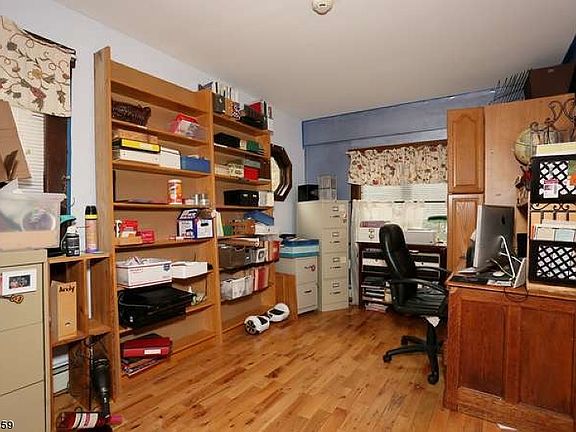 4th image of 100 Hill St