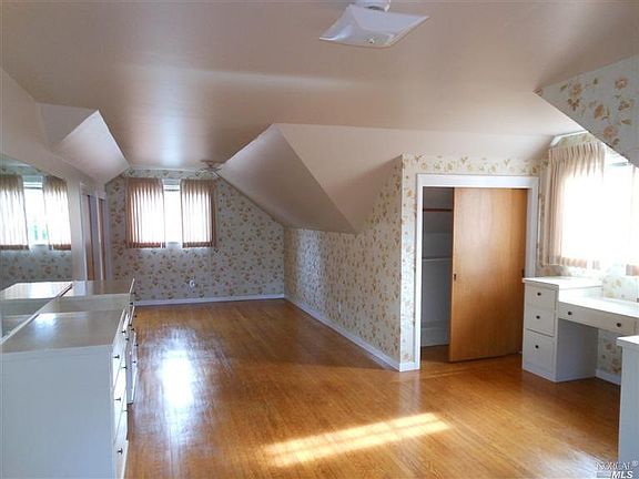 5th image of 823 Josephine Ln