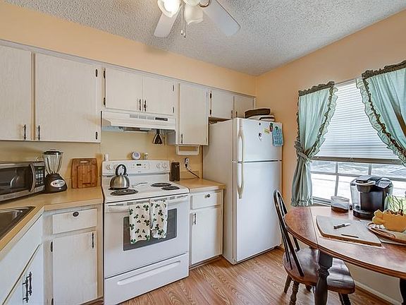 4th image of 9122 Oakwood Ln #1