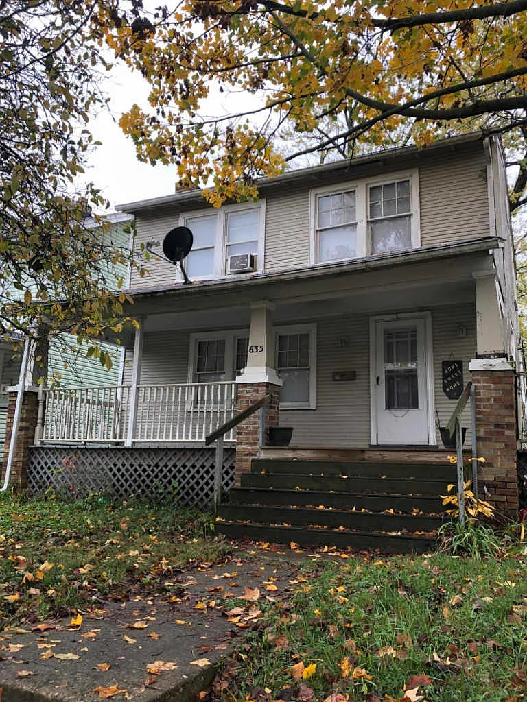 635 S Oakley Ave photo 1