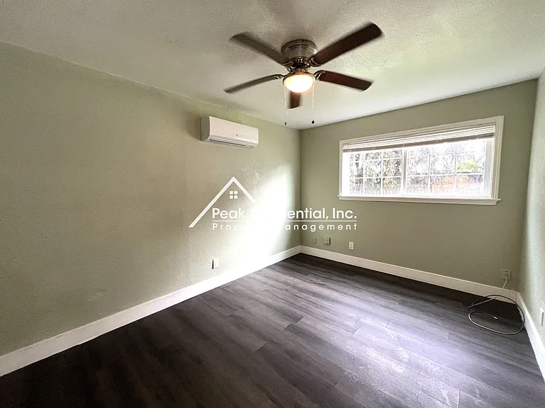 42ndAve3916 — Photo 20