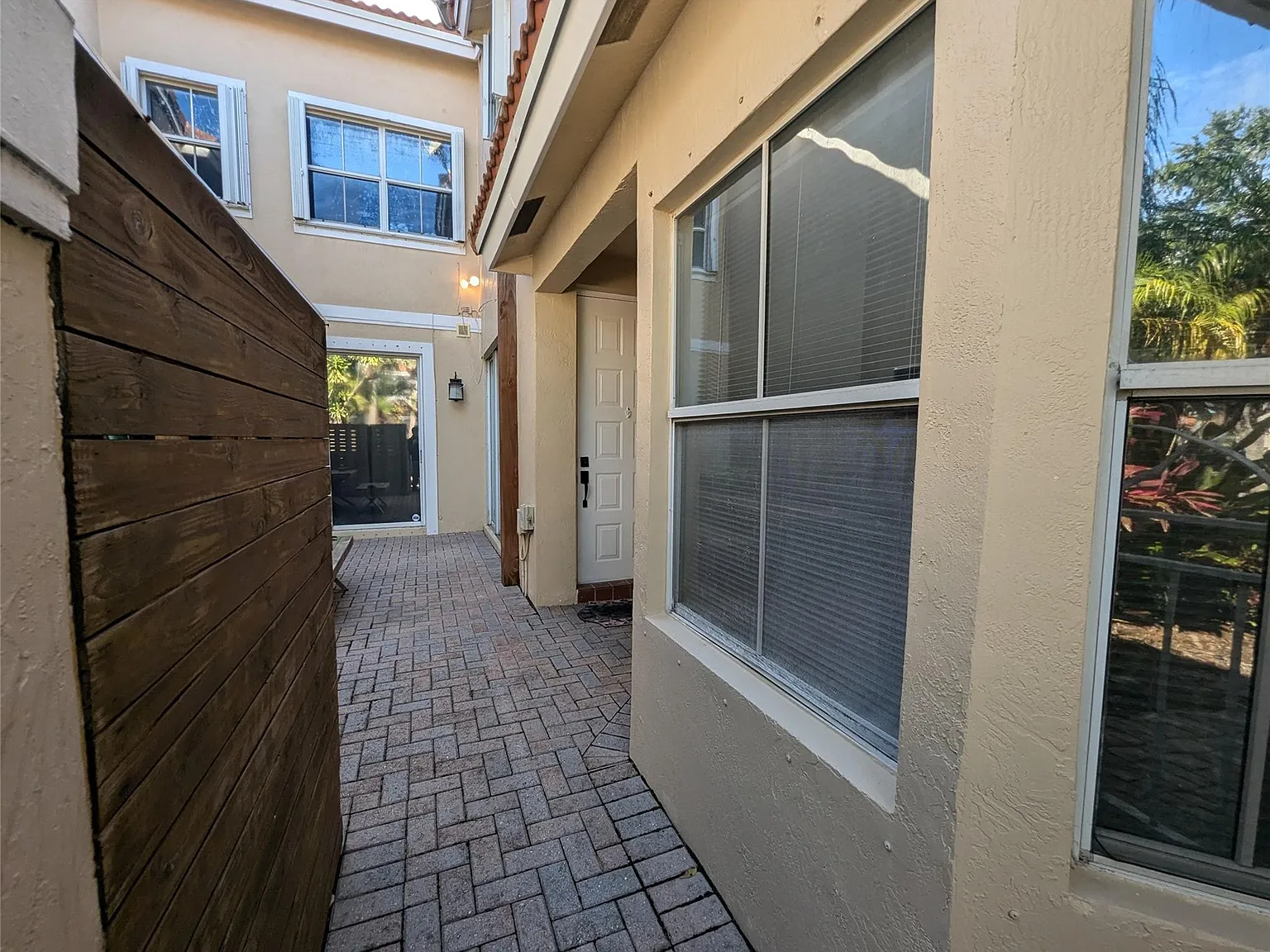 3 bed, 3.0 bath, 1604 sqft, $3,600 — Photo 4