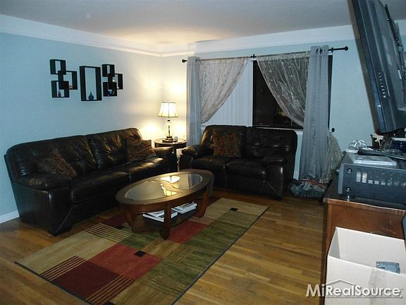 4th image of 22520 Euclid St