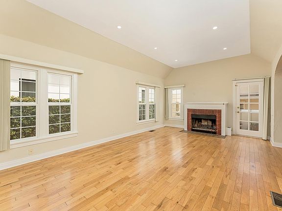 3rd image of 2236 Manning Ave