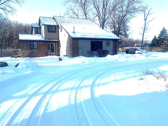 3rd image of 395 Pinewood St