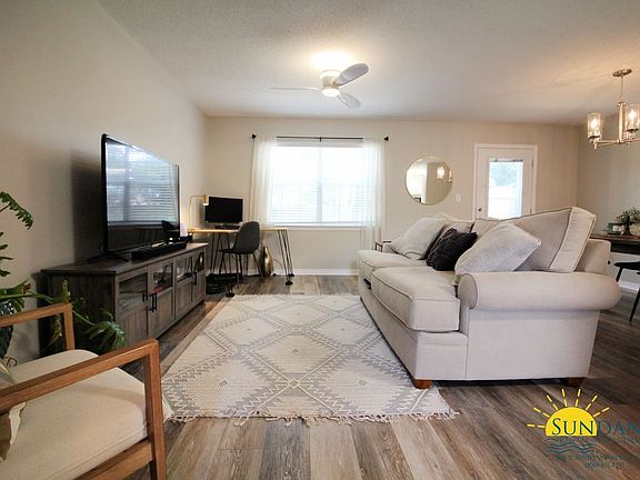 3rd image of 214C Tooke St E