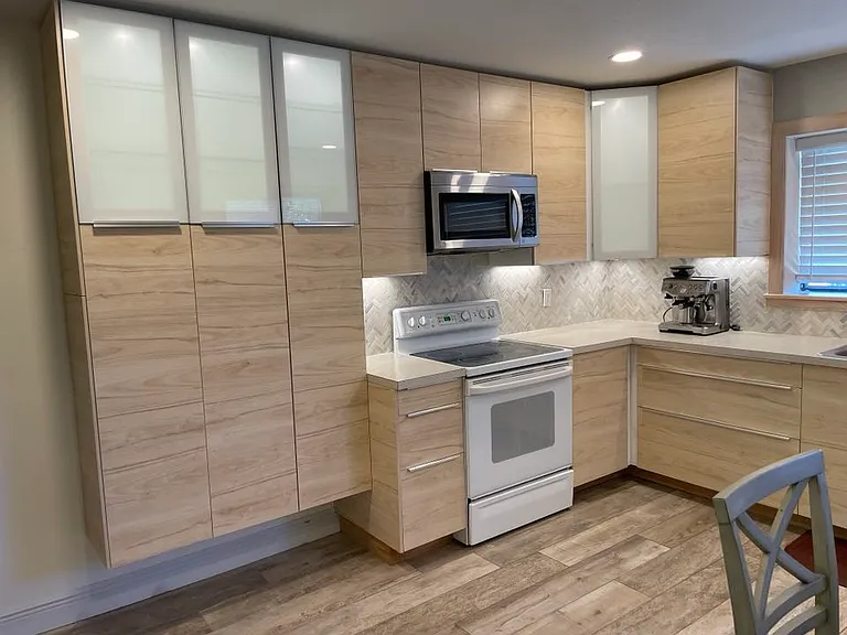 Kitchen. Range and oven, microwave hood