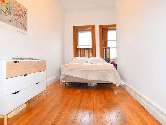 3rd image of 126 W 75th St APT 8
