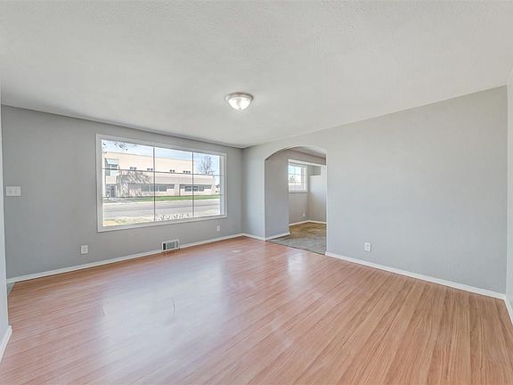 3rd image of 325 W 10th Ave
