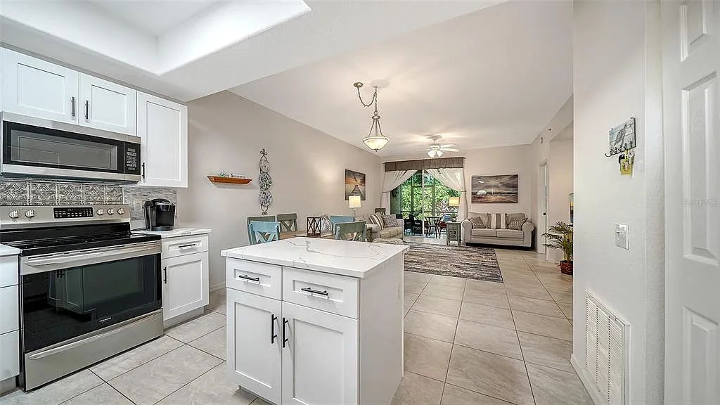 2 bed, 2.0 bath, 1068 sqft, $2,350 — Photo 3