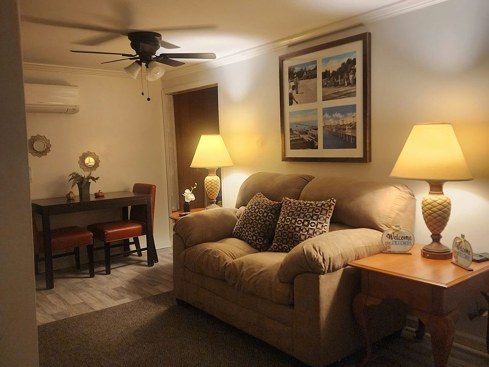 1st floor lounge/ dinette