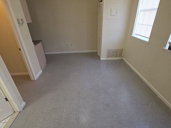 4th image of 207 Broadway #5