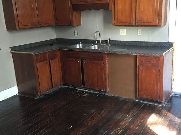 4th image of 1110 Prospect St