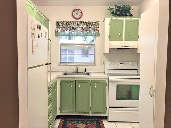 5th image of 624 Snug Harbor Dr APT B2