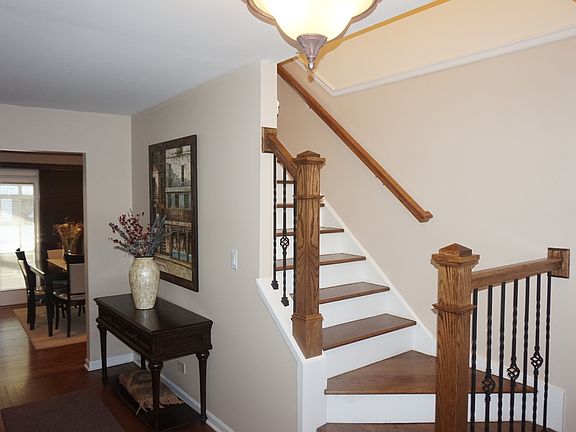 3rd image of 607 W Burr Oak Dr