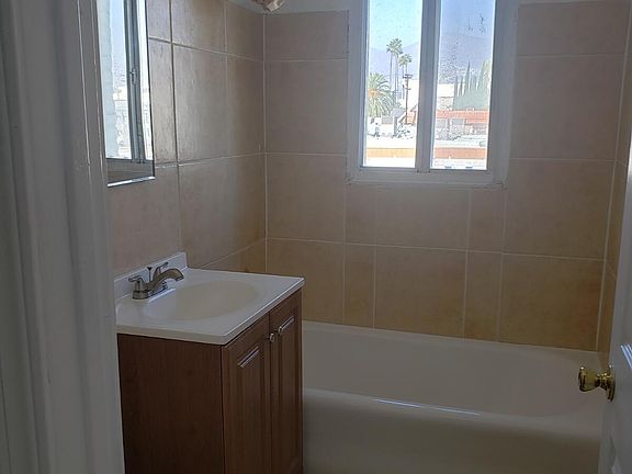 4th image of 220 S Jackson St #301