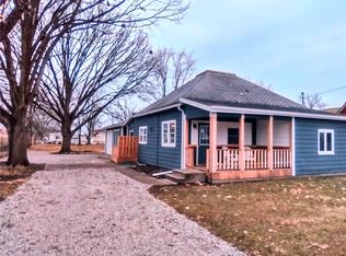 302 N Cedar St, Stewardson, IL 62463