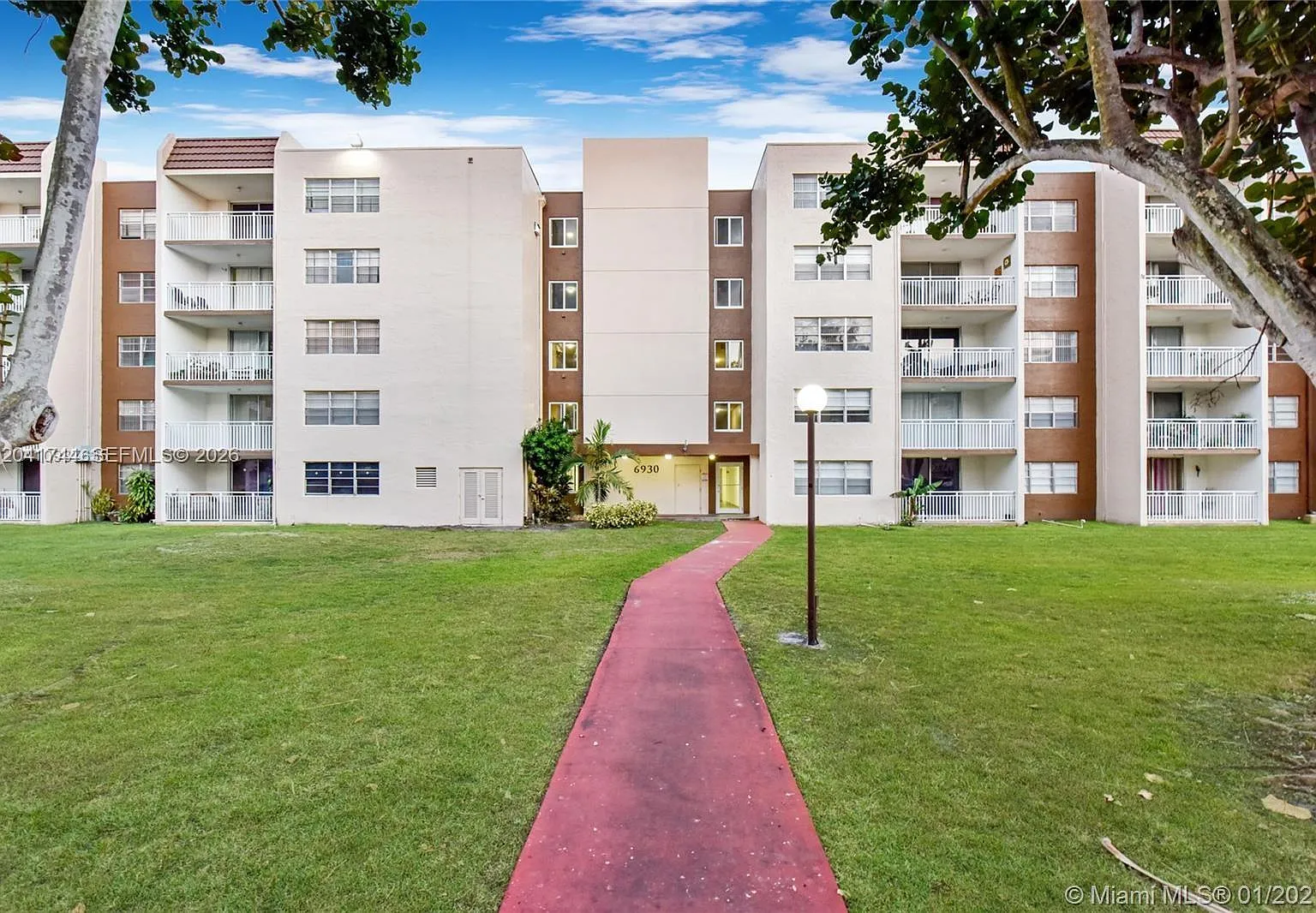 Coral Gate East Condo — Photo 1