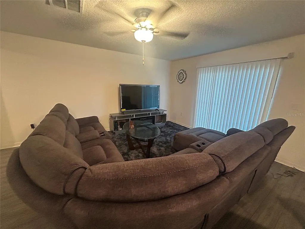 4 bed, 2.0 bath, 1852 sqft, $2,000 — Photo 2