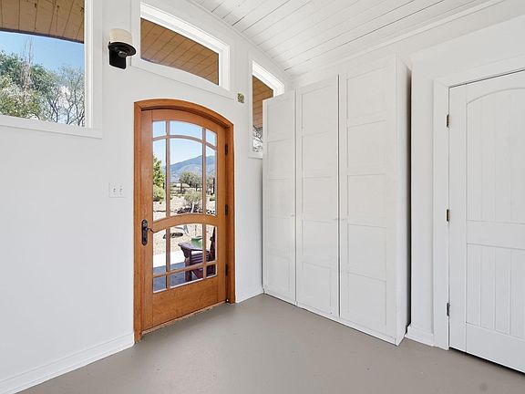 3rd image of 1036 La Cienega Road