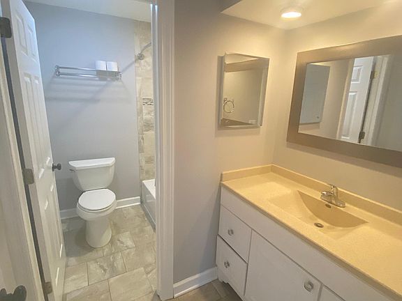 5th image of 16W470 Lake Dr APT 201