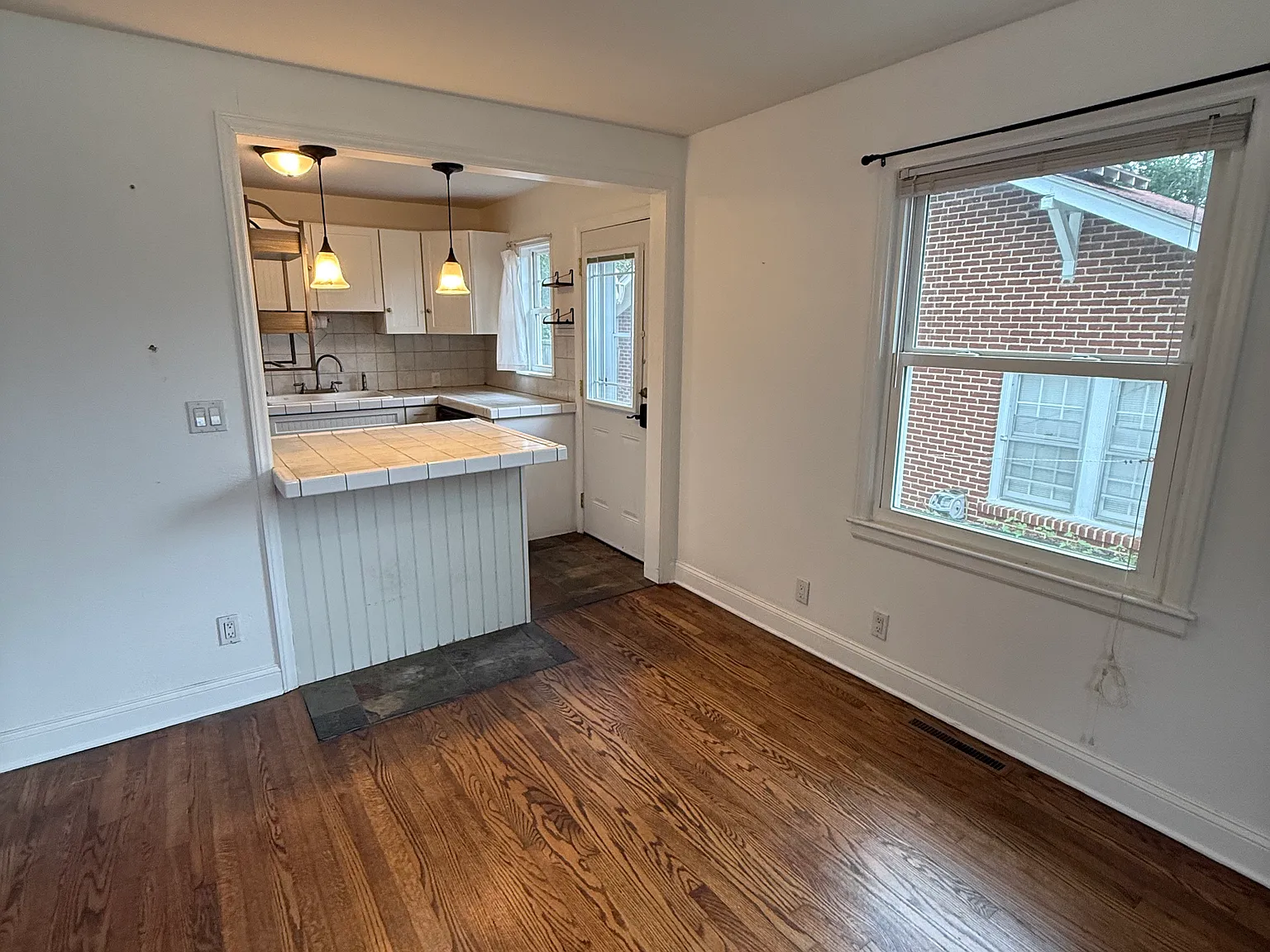 3 bed, 1075 sqft, $1,950 — Photo 4
