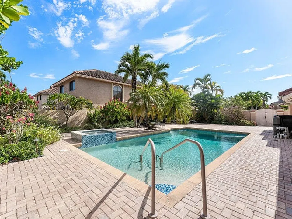 559 NW 38th Ter