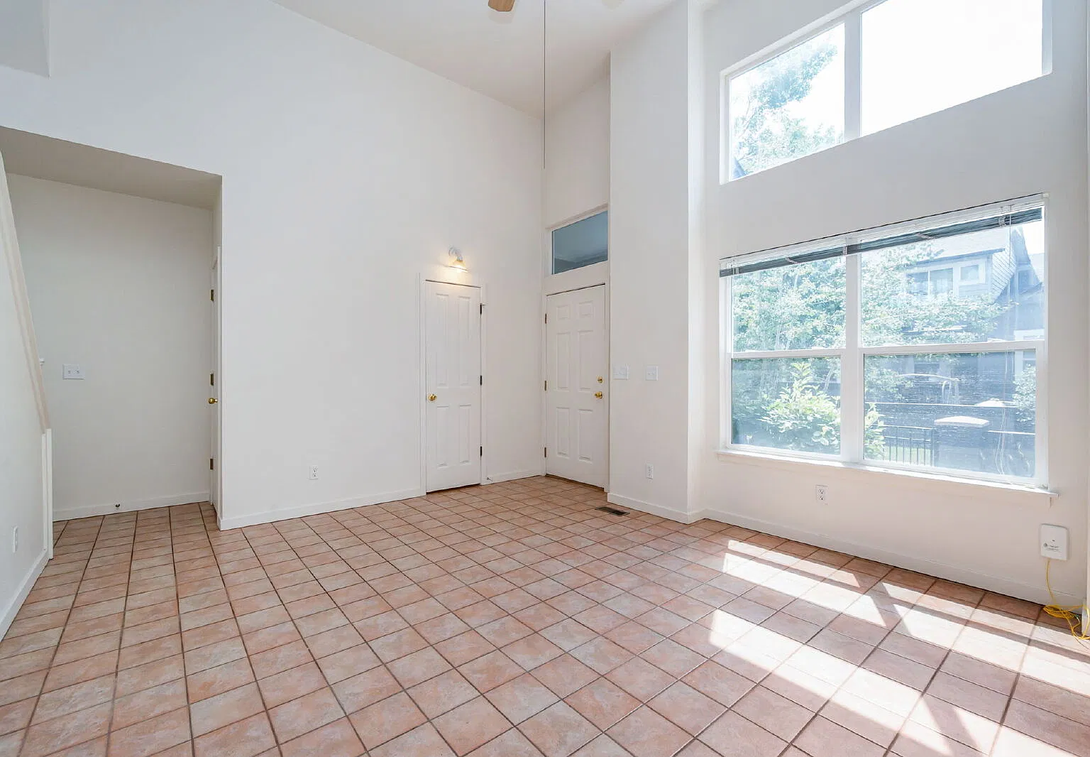 3 bed, 3.0 bath, 2350 sqft, $2,440 — Photo 3