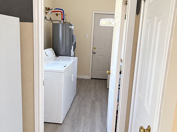 3rd image of 2045B Lee Rd