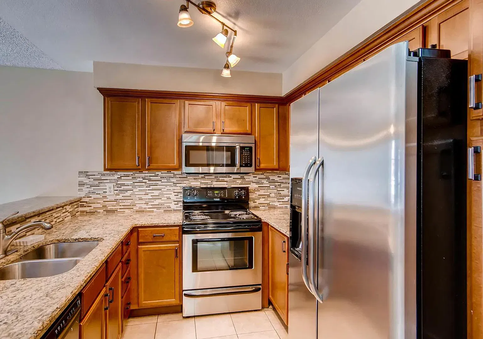 Updated two story townhome in sought-after NorthPark — Photo 2