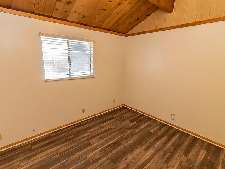 744 E Meadow Ln — Photo 10