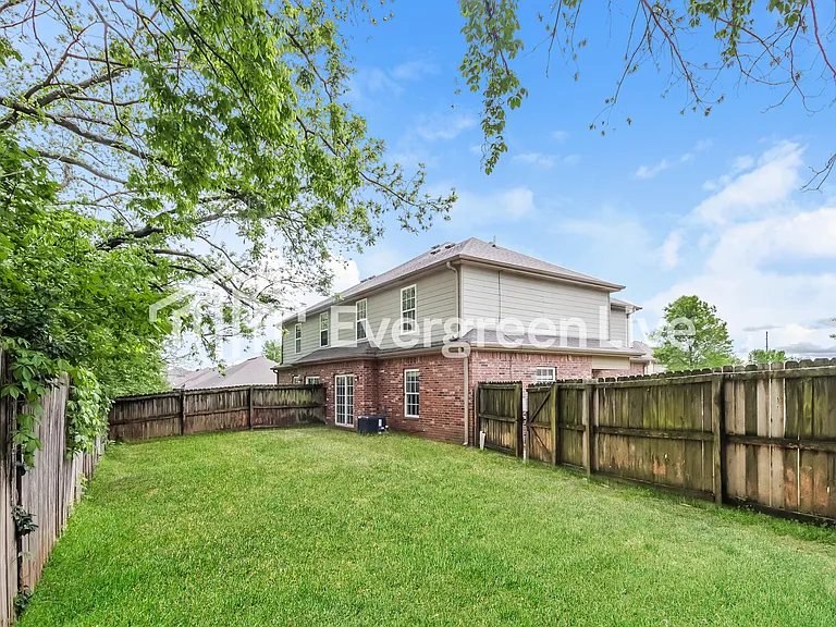 832 Oakwood Ct — Photo 15
