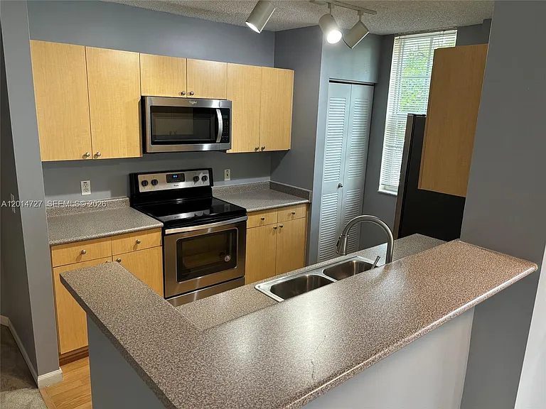 1900 Van Buren St #214B — Photo 8