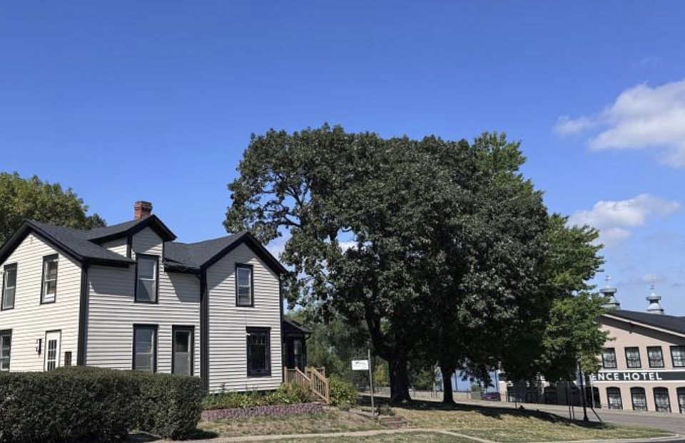 1st image of 206 Eddy St