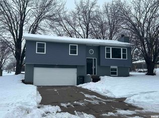 3202 Greenfield Rd, Bettendorf, IA 52722