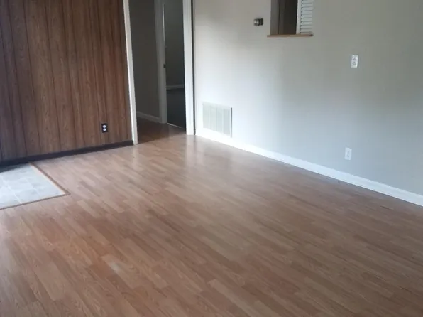 2322 Englewood Ct, Independence, MO 64052