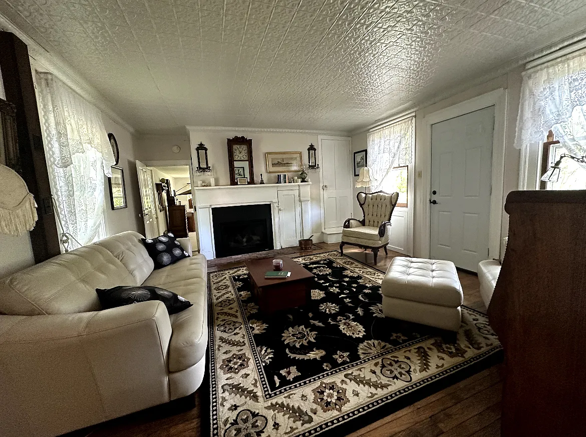 5 bed, 2400 sqft, $2,800 — Photo 3