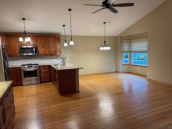 dining area with snack bar