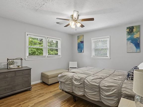4th image of 2891 White Oak Dr