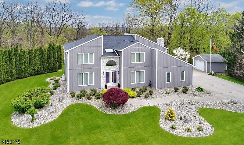 1st image of 11 Woodsedge Ct
