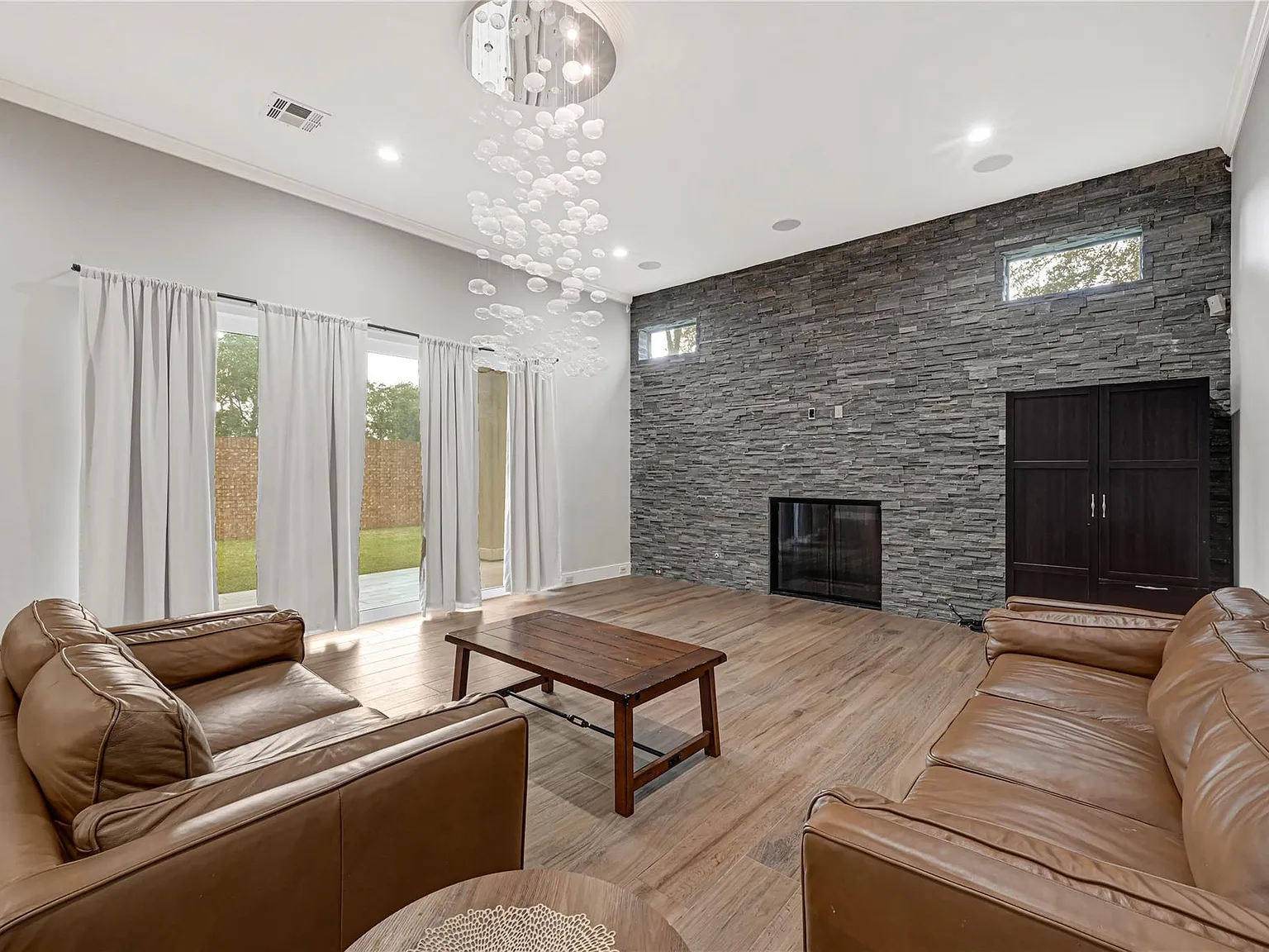4 bed, 3.0 bath, 3414 sqft, $5,800 — Photo 3