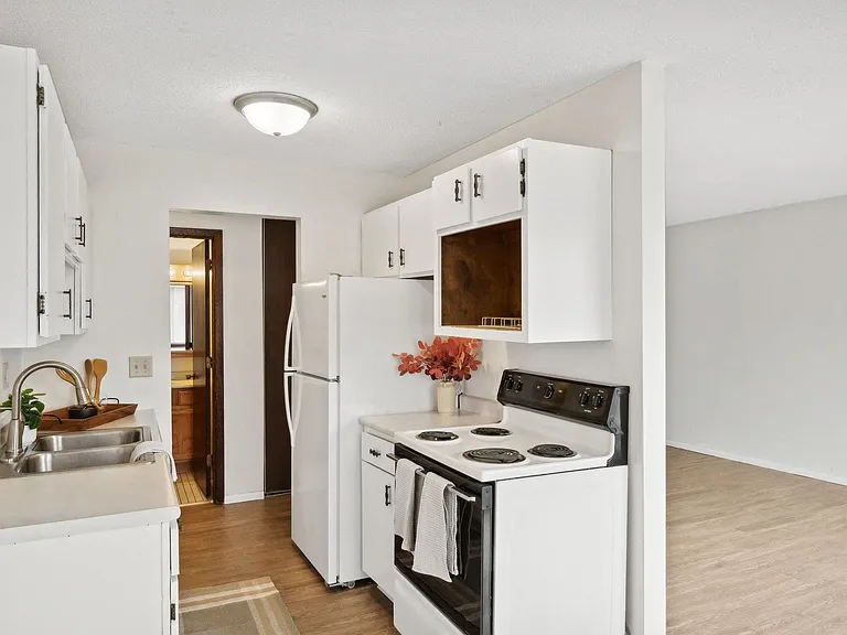 Van Dyke Apartments — Photo 6